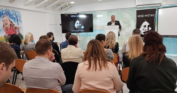 to-xamogelo-tou-paidiou-menei-mustiko