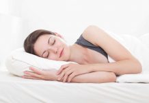 Κοιμάσαι και εσύ στο πλάι; Θα βγάλεις ρυτίδες στα μάγουλα