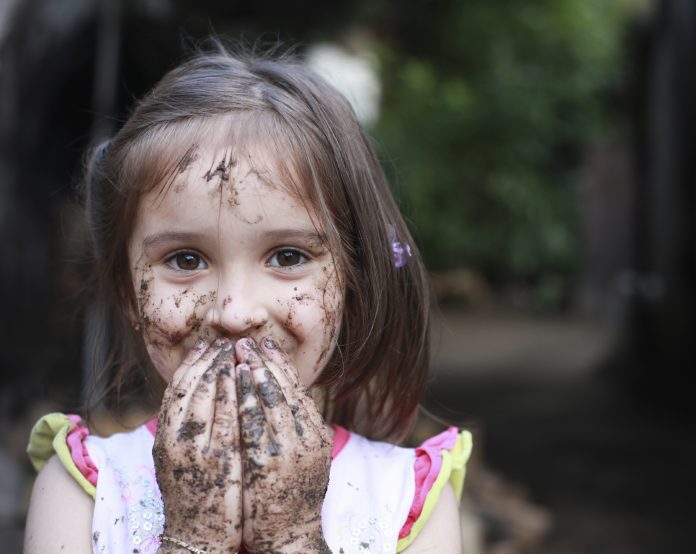 girl_plays_with_mud